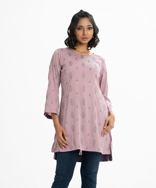 Printed A-line tunic in zoom fabric. Round neck, three-quarter sleeves. high low hem and karchupi at the front.