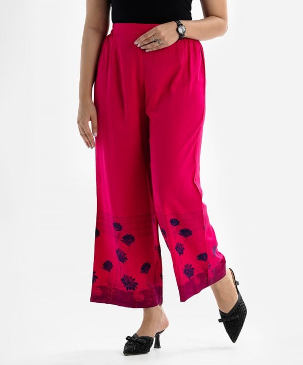 Women's casual style palazzo in viscose fabric. Concealed elasticated waistline and floral print at hemline.