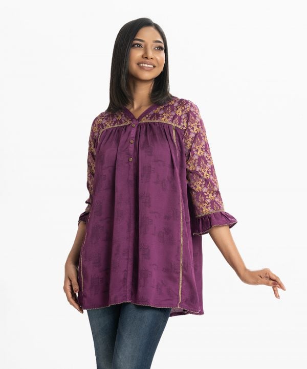 Printed Tent-style top in crepe fabric. V-neck, lantern-sleeved. Button fastening and slit at the front.