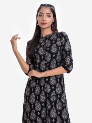 Women's printed straight kameez in viscose fabric. Mandarin collar with button placket and lace attach at three-quarter sleeves hem.