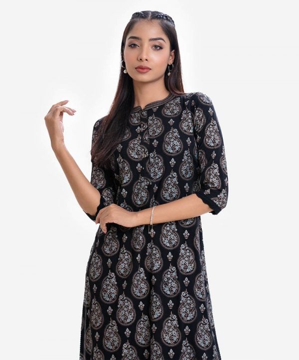 Women's printed straight kameez in viscose fabric. Mandarin collar with button placket and lace attach at three-quarter sleeves hem.