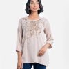 Women's tops in zoom fabric. Round neck, bishop sleeves. Kachupi at the front.