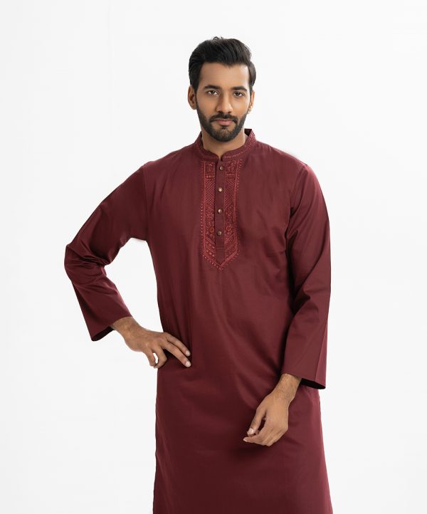 Men's panjabi in cotton fabric. Mandarin collar, inseam pockets and karchupi at the front.