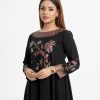 Women's A-line tunic in viscose fabric. Boat neck, long-sleeved. Floral print at the neckline, front and back.