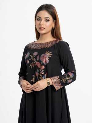 Women's A-line tunic in viscose fabric. Boat neck, long-sleeved. Floral print at the neckline, front and back.