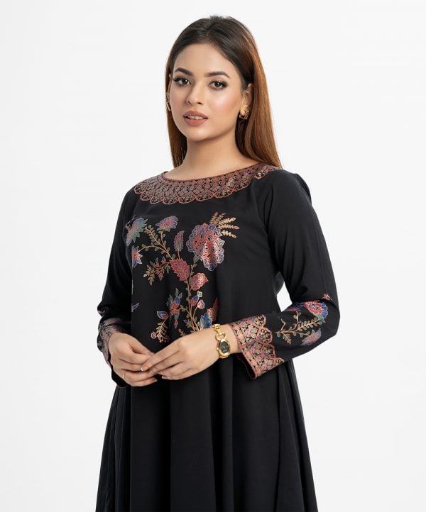Women's A-line tunic in viscose fabric. Boat neck, long-sleeved. Floral print at the neckline, front and back.