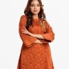 Printed A-line tunic in crepe fabric. Round neck, three-quarter sleeved and karchupi at the chest side.