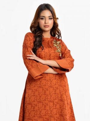 Printed A-line tunic in crepe fabric. Round neck, three-quarter sleeved and karchupi at the chest side.