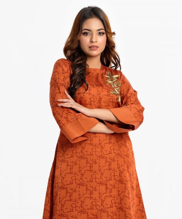 Printed A-line tunic in crepe fabric. Round neck, three-quarter sleeved and karchupi at the chest side.
