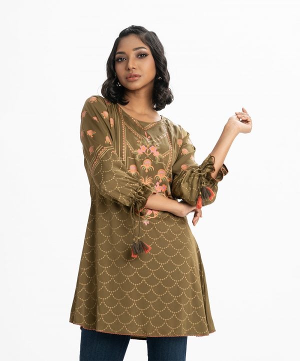 Printed A-line tunic abaya in zoom fabric. Round nek, bell-sleeved with tassel tie.