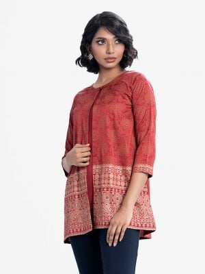 Short tunic with shrug in crepe fabric. Round neck, three-quarter sleeved. A button fastening at the front and embroidery at the hemline with crepe inner.