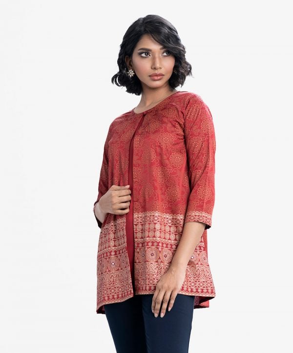 Short tunic with shrug in crepe fabric. Round neck, three-quarter sleeved. A button fastening at the front and embroidery at the hemline with crepe inner.