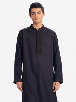 Men's slim fitted panjabi in jacquard fabric.Mandarin collar and inseam pockets. Karchupi at the collar and placket