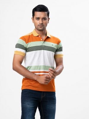 Men's stripe polo shirt in single jersey fabric. Classic collar with button placket and short sleeves.