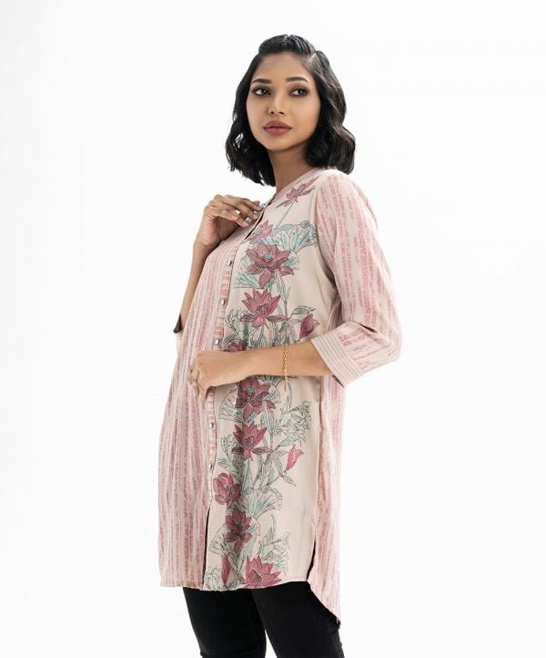 Printed ladie's shirt in zoom fabric. Stand collar, long-sleeved. Button fasting and karchupi at the front.