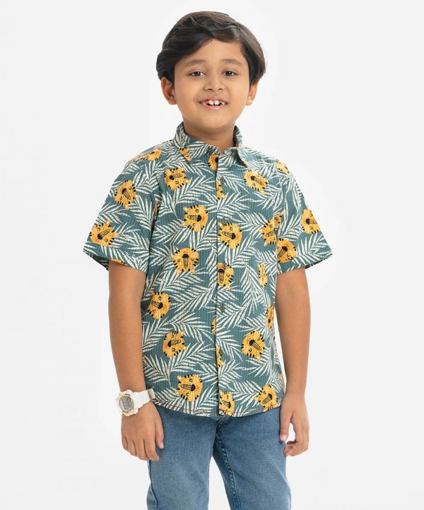 Kid boys short-sleeved casual shirt in printed cotton fabric. Classic collar, button fastening at the front.