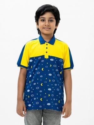 Kid boy polo shirt in cotton pique fabric. Classic collar, short sleeves and all over printed.
