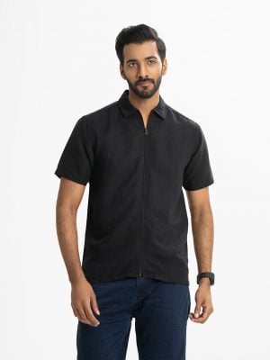 Men's short-sleeved casual shirt in cotton fabric. Classic collar and front zipper opening.