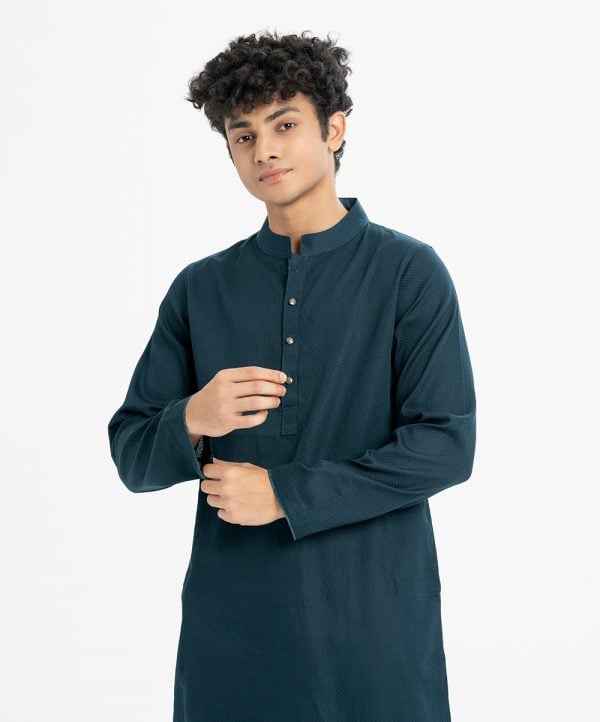 Men's slim-fitted panjabi in jacquard fabric.Mandarin collar and inseam pockets.