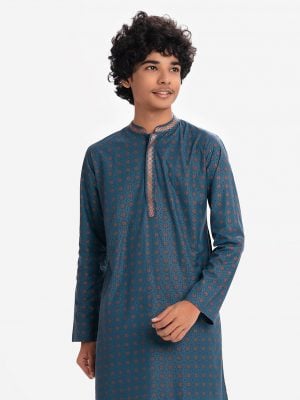 Teen boys printed panjabi in viscose fabric. Mandarin collar and inseam pockets.