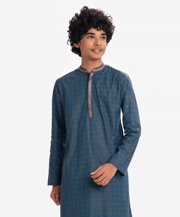 Teen boys printed panjabi in viscose fabric. Mandarin collar and inseam pockets.