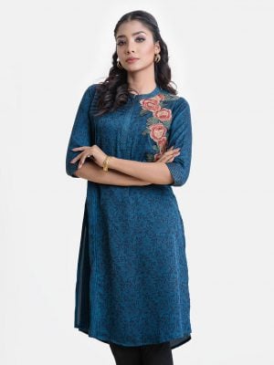 Women's A-line floral printed tunic in crepe fabric. Stand collar, three-quarter sleeves. Embroidery and line stitching at front.