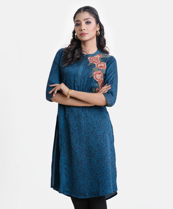 Women's A-line floral printed tunic in crepe fabric. Stand collar, three-quarter sleeves. Embroidery and line stitching at front.