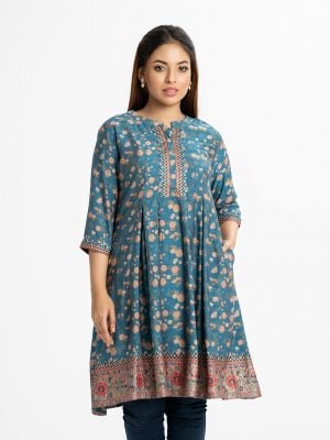 Printed trendy tent-style tunic in viscose fabric. Stand collar, three-quarter sleeved. Embroidery at the front and gathered at the waistline.