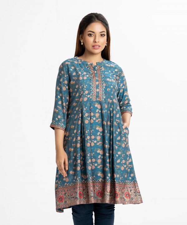Printed trendy tent-style tunic in viscose fabric. Stand collar, three-quarter sleeved. Embroidery at the front and gathered at the waistline.