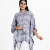 Printed A-line kaftan in zoom fabric. V-neck, kimono sleeved and adjustable cord at the waistline.