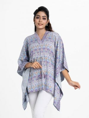 Printed A-line kaftan in zoom fabric. V-neck, kimono sleeved and adjustable cord at the waistline.