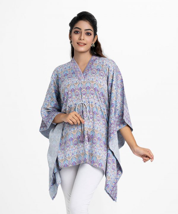 Printed A-line kaftan in zoom fabric. V-neck, kimono sleeved and adjustable cord at the waistline.