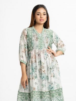 Printed A-line tunic in blended cotton fabric. V-neck, three-quarter sleeved. gathered at the waistline, attached patch at the front and hemline.