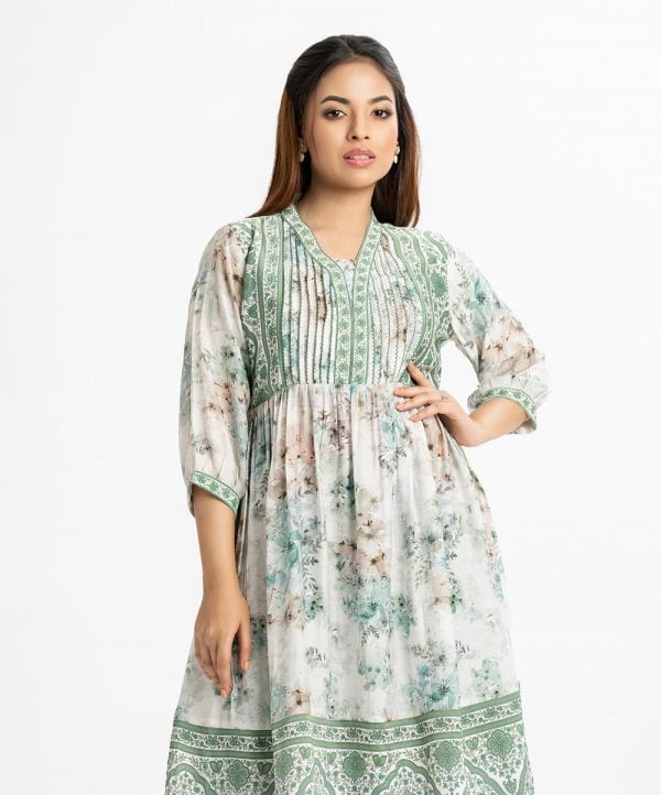 Printed A-line tunic in blended cotton fabric. V-neck, three-quarter sleeved. gathered at the waistline, attached patch at the front and hemline.