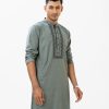 Men's fitted panjabi in blended cotton fabric. Mandarin collar, karchupi at front and metal buttons on the placket.