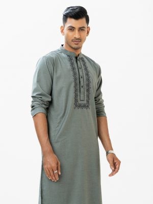 Men's fitted panjabi in blended cotton fabric. Mandarin collar, karchupi at front and metal buttons on the placket.