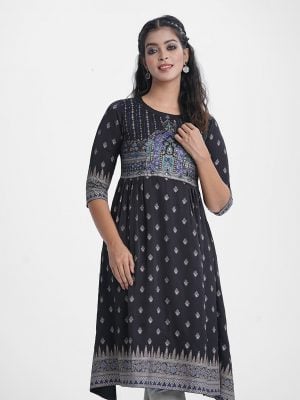 Printed A-line tunic in crepe fabric. Round Neck, three-quarter sleeved with Karchupi at the front