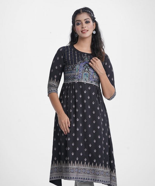 Printed A-line tunic in crepe fabric. Round Neck, three-quarter sleeved with Karchupi at the front