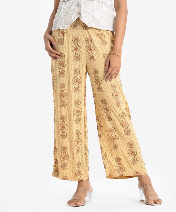 Women's printed casual palazzo in viscose fabric. Concealed elasticated waistline.