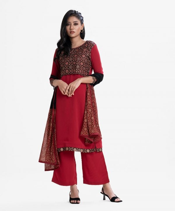 Women's straight salwar kameez in textured georgette fabric. Cutwork with karchupi at front and three-quarter sleeves kameez. Chiffon dupatta with palazzo pants.