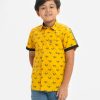 Kid boys short-sleeved casual shirt in printed cotton fabric. Classic collar, button fastening and a chest pocket.