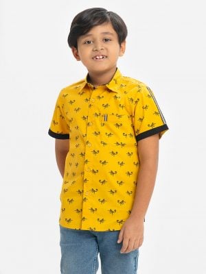 Kid boys short-sleeved casual shirt in printed cotton fabric. Classic collar, button fastening and a chest pocket.