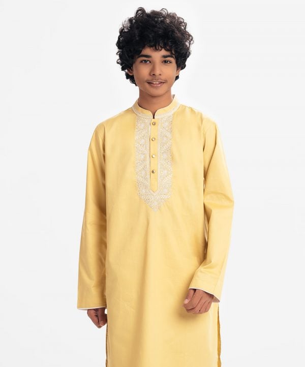 Teen boy panjabi in cotton fabric. Mandarin collar, inseam pockets and karchupi at the front.