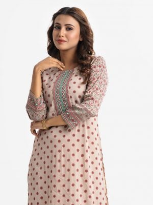 Floral printed straight kameez in zoom fabric. Round neck, full sleeves. Karchupi at front and sleeves.