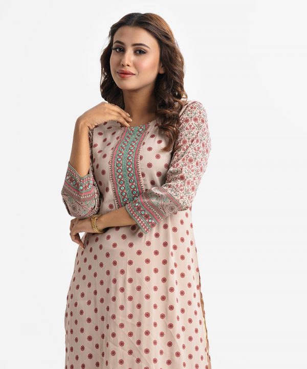Floral printed straight kameez in zoom fabric. Round neck, full sleeves. Karchupi at front and sleeves.