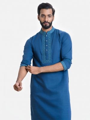 Men's fitted panjabi in jacquard cotton fabric. Mandarin collar with metal buttons placket. Embroidery at front.