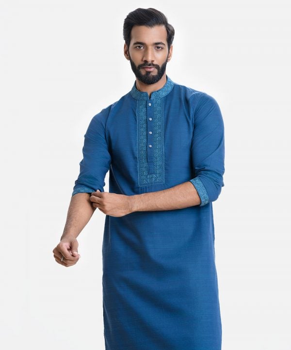 Men's fitted panjabi in jacquard cotton fabric. Mandarin collar with metal buttons placket. Embroidery at front.