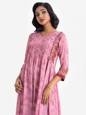 Printed frock-style tunic in georgette fabric. V-neck, three-quarter sleeved. karchupi at the front and attached patch at hemline and sleeves.