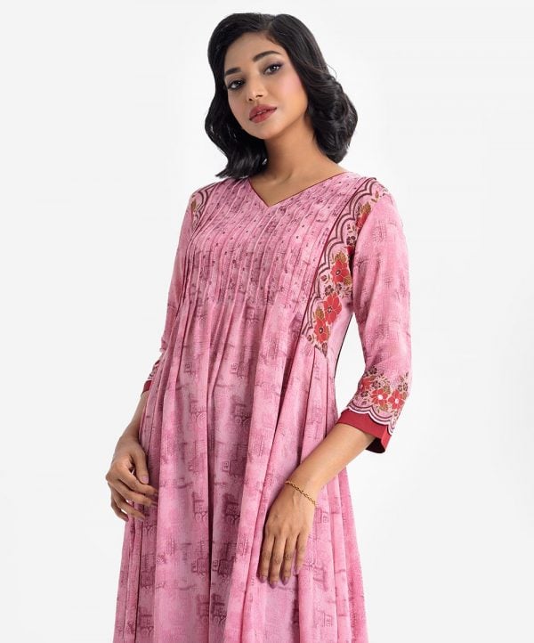 Printed frock-style tunic in georgette fabric. V-neck, three-quarter sleeved. karchupi at the front and attached patch at hemline and sleeves.