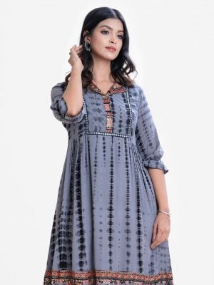 Tie-dye printed tent-style tunic in viscose fabric. Lapel collar, three-quarter sleeved. Patch attached at thre hemline and karchupi at the front.